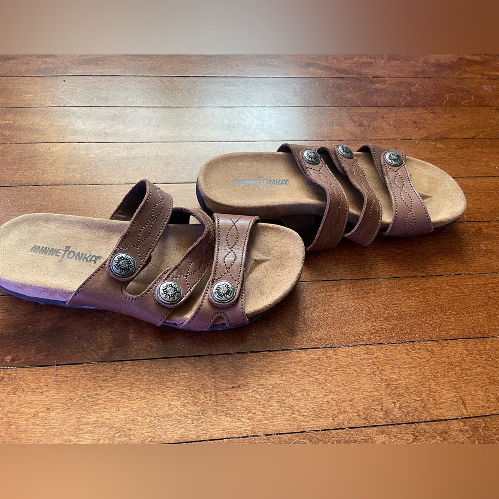Minnetonka Women's Leather Brown Slip-on 3 Straps Sandal
Suede Footbed Sz 7 - Picture 2 of 6